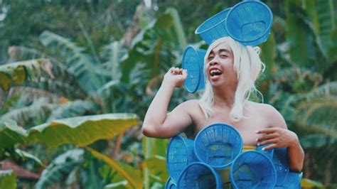 Turban Menyengseng, Busana Lebaran ala Mimi Peri yang Kocak Abis