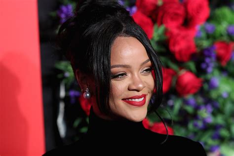 Rihanna Announces New Autobiographical Book