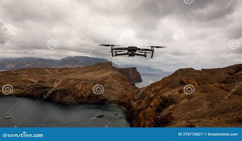 Un Dron Sobrevolando Paisajes Y Haciendo Hermosas Fotos Y Videos