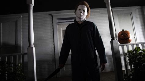 After sitting in a mental hospital for 15 years, myers escapes and returns to haddonfield to kill. Halloween (1978) - AZ Movies