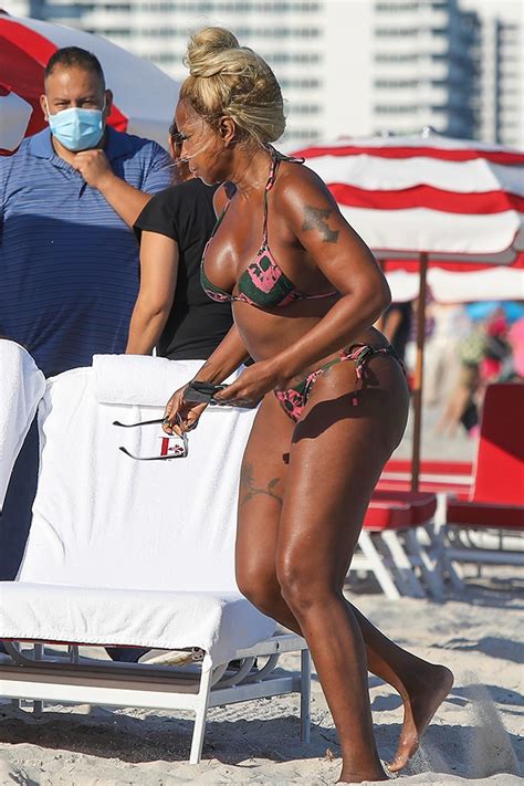 Mary J Blige Rocks A Bikini On A Beach In Miami Photos Hollywood Life