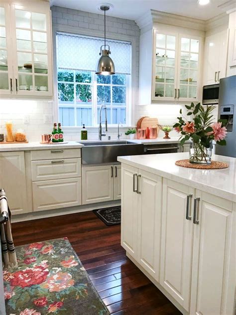 I love the mix of black and white paint on the upper and lower cabinets. 25 Awesome Farmhouse Kitchen Design And Ideas To Try ...