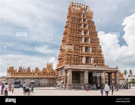 Nanjangud India October 26 2013 The Tall Beige Gopuram With Temple