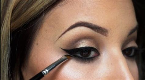 How To Winged Eyeliner