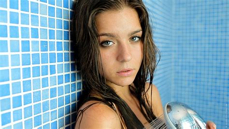 Green Eyed Brunette Is In The Shower Wallpapers And Images Wallpapers