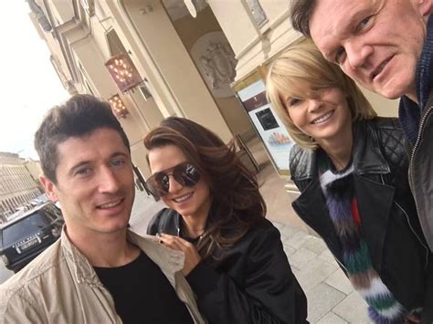 W kolejce już ustawiają się dwie federacje, ksw i jeszcze nie widziałem aby jakiś karateka cokolwiek osiągnął w mma gdzie pierwsze obalenie i po karatece. Anna Lewandowska przed porodem. Jak spędza wolny czas ...