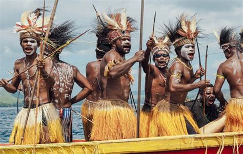 4 Pakaian Adat Papua Beserta Gambar Dan Penjelasannya
