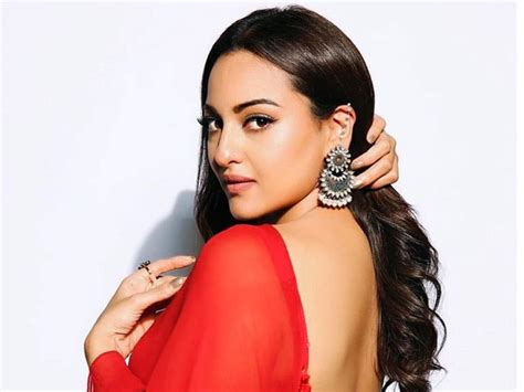Bollywood Sonakshi Sinha No Point Being Someplace Where You Are Not Happy