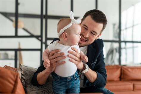 Hermosa Niña Y Su Joven Padre Foto Premium