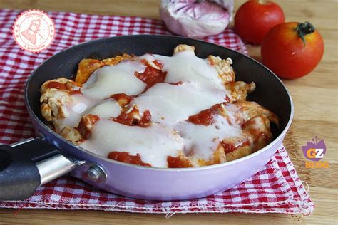 Infarinate i bocconcini di pollo e cuocete per pochi minuti su fiamma media in una padella pulita dove avrete sciolto in precedenza una generosa noce di burro in poco olio d'oliva. Il petto di pollo alla pizzaiola è una ricetta facile per ...