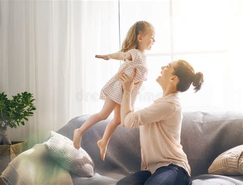 El Jugar De La Madre Y De La Hija Foto De Archivo Imagen De Mama