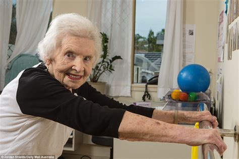 australia s fittest great grandmother margaret deas 102 squats on her birthday daily mail online