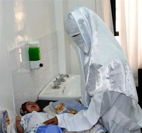 Kostenlose Bild Jemen Arzt Untersuchen Säugling
