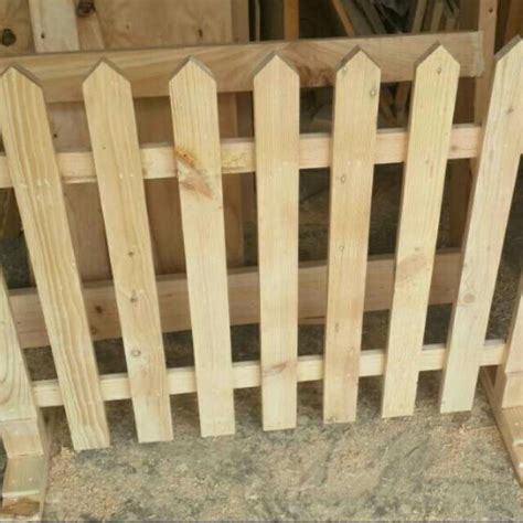 Pemilik rumah akan memiliki kesan minimalis, sederhana, dan modern. Pagar Minimalis Putih Kayu - Content