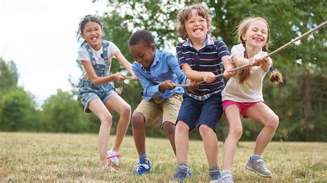 El aire libre ofrece ricas oportunidades de aprendizaje para bebés y niños pequeños. juegos al aire libre lucha de cuerda