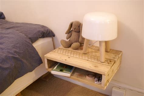 Diy Bedside Table Of Reclaimed Wood From Pallet Palette Idee