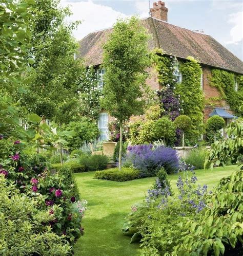 We're here to help bring your landscaping to the next level. Book Review: "My Secret Garden" by Alan Titchmarsh ...