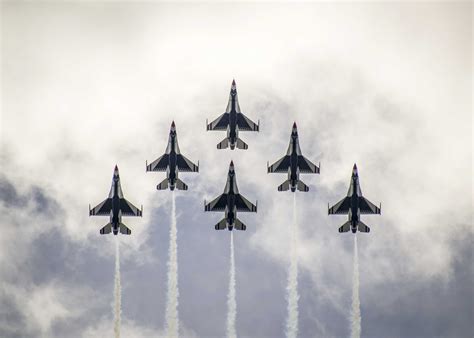 The Usaf Thunderbirds In A Perfect Formation Gizmodo Australia