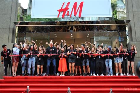 At the same time, from 22.04.2021, h&m will charge 2.000vnd per paper bag, all proceeds will be transferred to greenhub vietnam contributing to environment protection initiatives. H&M Việt Nam đã chính thức mở cửa đón khách ⋆ VN-Tek