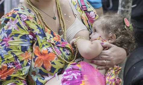 a amamentação ainda é um tabu principalmente quando as mães alimentam seus filhos em público