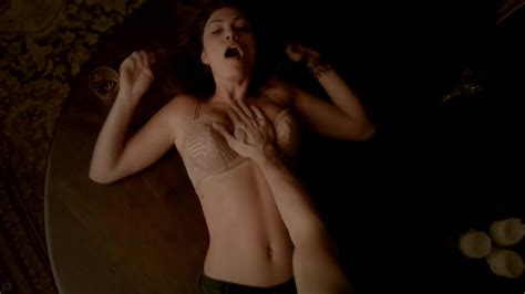Nackte Phoebe Tonkin In The Vampire Diaries