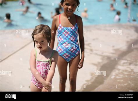 Les jeunes filles à la piscine en maillot de bain Photo Stock Alamy
