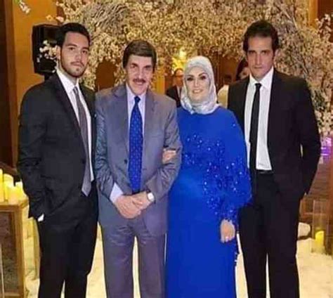 شرفتني دولة الإمارات العربية المتحدة بمنحي الجنسية الإماراتية، فشكرًا لسمو الشيخ محمد بن راشد. الفنان السوري ياسر العظمة يظهر لأول مرة برفقة أفراد أسرته ...