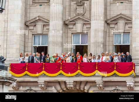 La Famiglia Reale Sul Balcone Di Buckingham Palace Foto Stock Alamy
