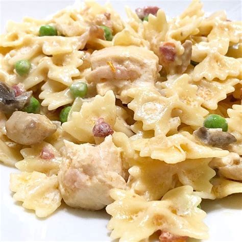 Add sage, salt and pepper (to taste) to the sauce and mix well. Farfalle Chicken + Roasted Garlic | Copycat recipes, Food ...