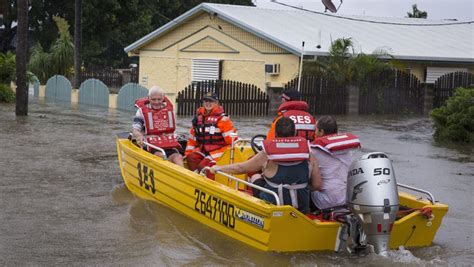 Hochwasser In Australien Deutsche Touristen Mit Hubschrauber Gerettet