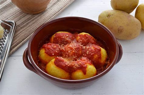 Versate un po' di pangrattato in un piatto. Polpette di patate al forno - La Ricetta della Cucina ...