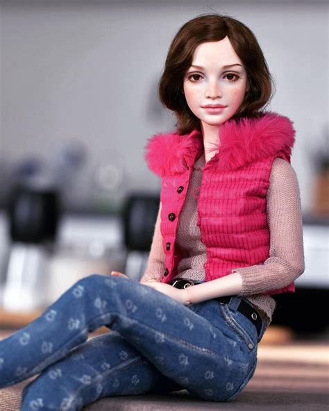 На данном изображении может находиться 1 человек сидит beautiful dolls doll pattern clothes