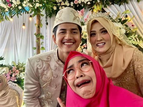 Foto, video, hingga meme kocak yang diunggah ricis cukup mampu menarik hati para netizen. Syakir Daulay, Ria Ricis, dan Chand Kelvin Hadiri Pernikahan