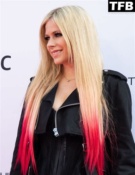 Avril Lavigne Flaunts Her Sexy Boobs At Varietys 2021 Music Hitmakers