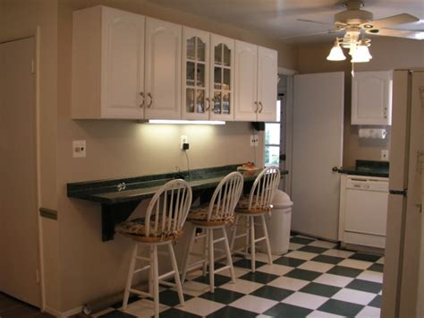 Besides provides a convenient preparation space for cooking meals and serving as an extended kitchen countertop, breakfast bars also provide a space for enjoying informal breakfast dining. Small kitchens with breakfast bars