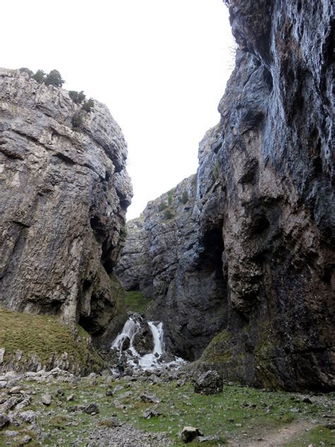 Walk To Gordale Scar And Malham Cove Yorkshire Dales Walks Mud And Routes