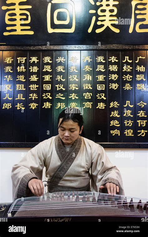 Hombre Vestido Con Traje Tradicional Manchuriano Jugando Zheng Un