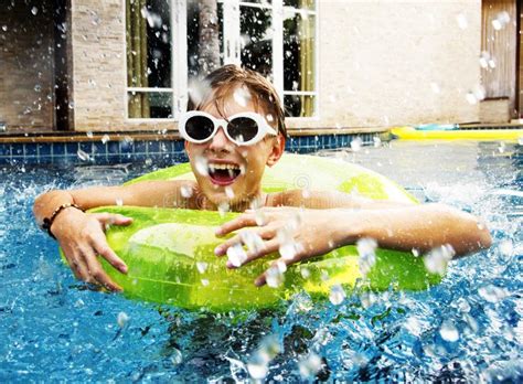 Junger Kaukasischer Junge Der Das Schwimmen In Das Pool Mit Rohr Genießt Stockfoto Bild Von