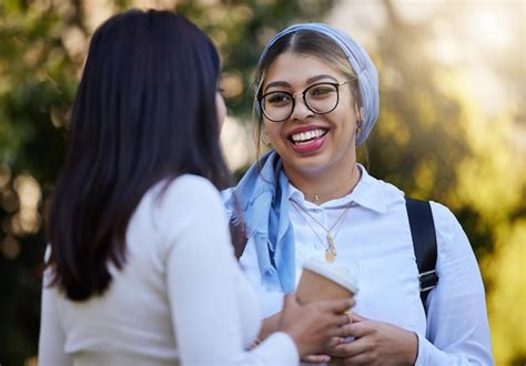 Felices Vacaciones O Amigos Universitarios En El Parque Del Campus Para