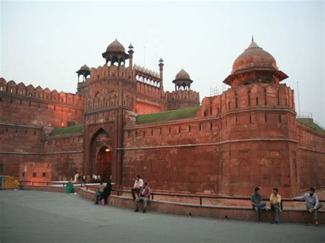 The red fort is more than twice the size of agra fort though. GLOBE IN THE BLOG: Red Fort, New Delhi, India