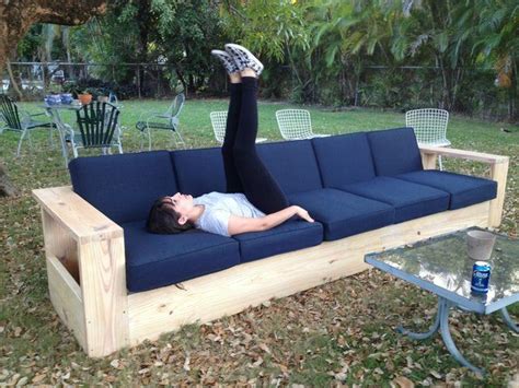 Consider your style and find something that. Ich habe ein sehr langes Outdoor-Sofa aus Holz gebaut ...
