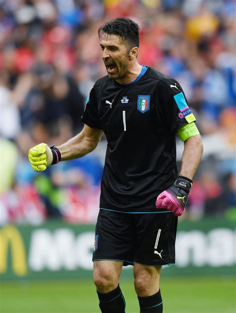 Dabei lässt er sich auch von einigen chaoten nicht erschrecken. Gianluigi Buffon in Italy v Spain - Round of 16: UEFA Euro ...