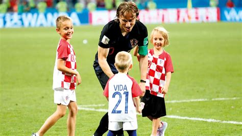 لوكا مودريتش ( مواليد 9 سبتمبر 1985)، هو لاعب كرة قدم كرواتي. لوكا مودريتش يحتفل مع ابنه بالفوز - وسائط متعددة - معارض ...