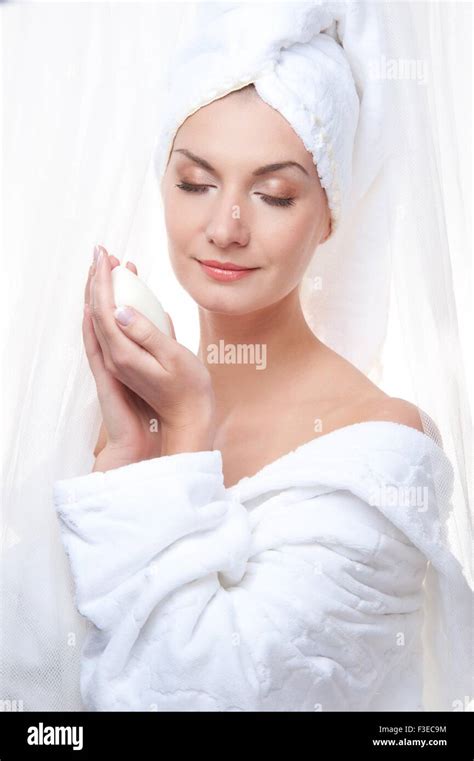 Schöne Frau Nach Der Dusche Mit Einer Seife Stockfotografie Alamy