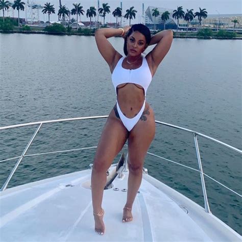 Its Called Surgery Malaysia Pargos Sexy Swimsuit Pic Nosedives When Fans Claim Shes Gone