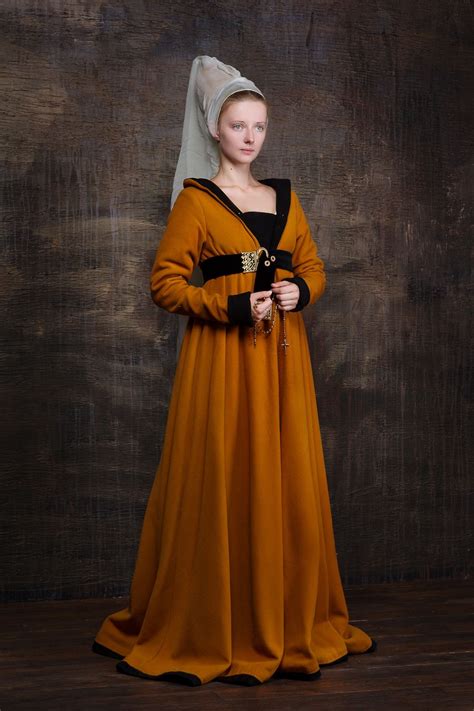 15 cen woman robe dress central europe burgundy renaissance mode renaissance costume