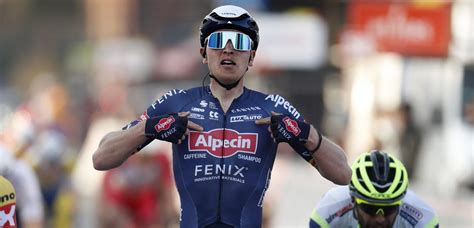 De crosser toonde zich aan de watersportbaan de snelste in een massasprint, voor timothy dupont en zijn veldritcollega. Tim Merlier na zege in Le Samyn: "Blij dat het vandaag ...