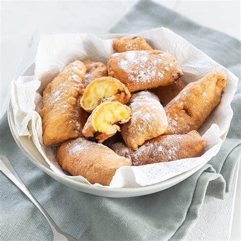 Pisang nangka ukuran sedang (dibagi jadi 6) • tepung beras • tepung terigu • gula pasir (manis sesuai selera) • mentega cair • air & minyak • soda kue. Pisang goreng - Leuke recepten