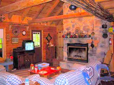 This log cabin rental has two double beds that will sleep four adults or two adults and two children. Cabin Rental near Catoctin Park, Maryland