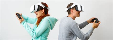 L Homme Et La Femme Avec Le Casque De R Alit Virtuelle Jouent Le Jeu Image Stock Image Du